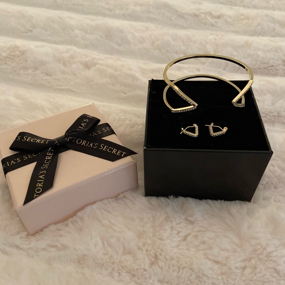 New Victoria’s Secret matching bracelet and earrings set.
